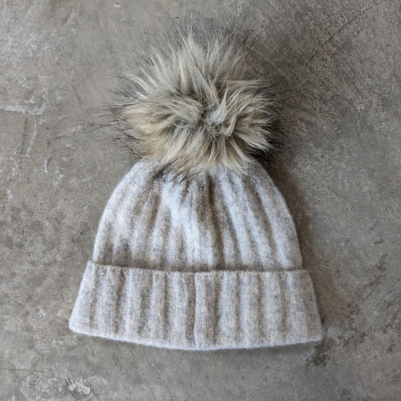 Aritzia Accessories - Aritzia Babaton Pom Cuff Beanie